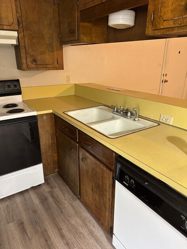 Building Photo - Bryan - 1 bedroom / 1 bath - duplex - fenced in area behind unit. Near 29th street.