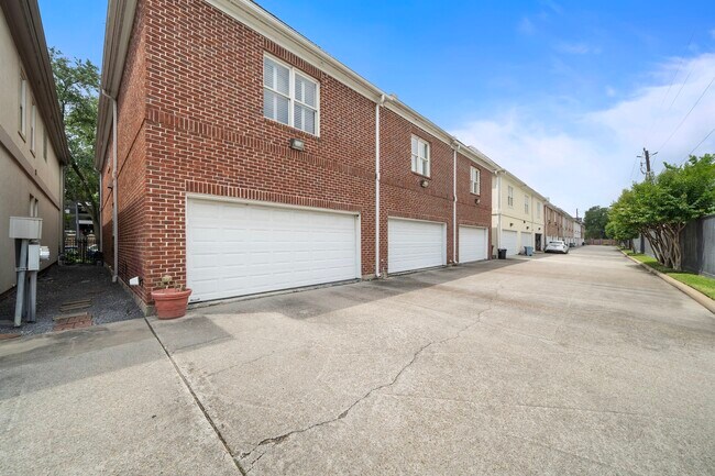 Building Photo - 5136 Chevy Chase Dr