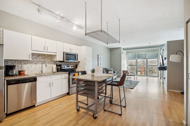 Building Photo - 616 Washington Ave S