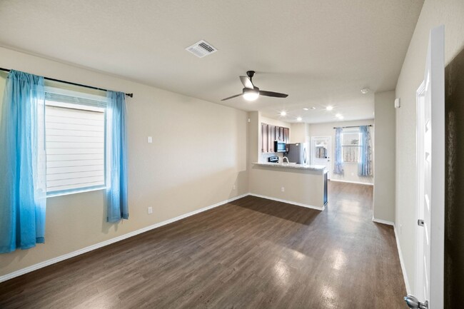 Building Photo - FREE MONTH OF RENT WITH 18 MONTH LEASE SIG...