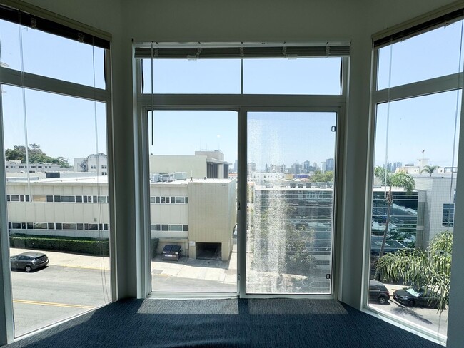 Building Photo - Bankers Hill - Spacious Studio/1 Bath With...