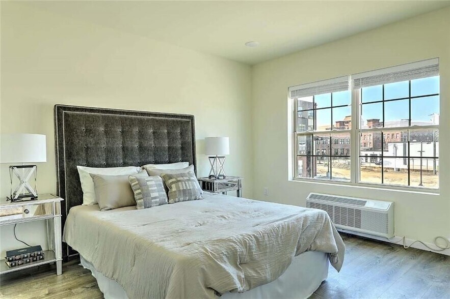 Building Photo - 327 Pine St