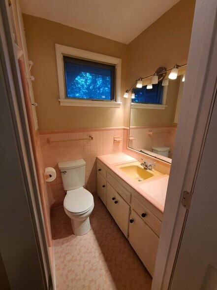 Building Photo - 927 Downey Dr