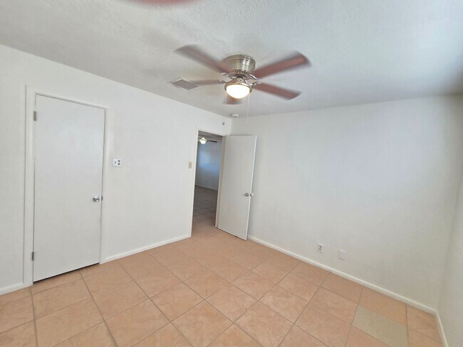 Building Photo - Spacious 2 bedroom apartment