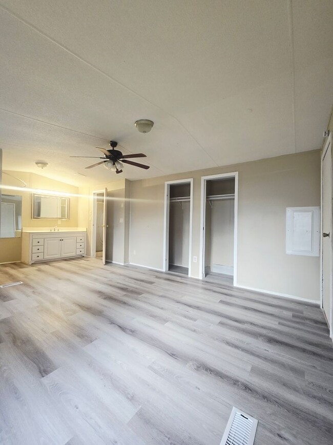 Building Photo - 3 bedroom, 2 bath Mobile Home in Yorktowne