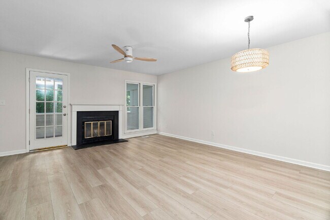 Building Photo - Stylish & Fully Updated 2-Bedroom Townhous...