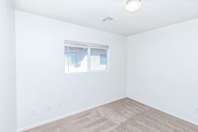 Building Photo - BEAUTIFUL SINGLE-STORY HOME LOCATED IN LAS...