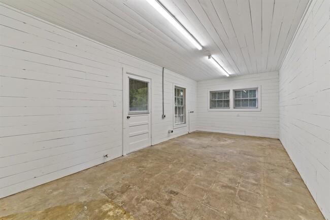 Building Photo - 400 N Elm St
