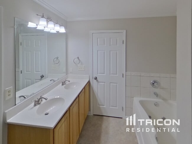 Building Photo - 9861 Greenbriar Way