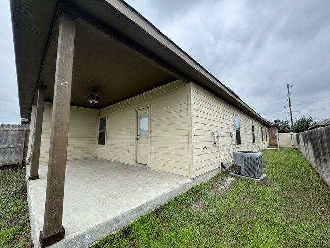 Building Photo - Spacious 3 Bed, 2 Bath Duplex for Lease in...