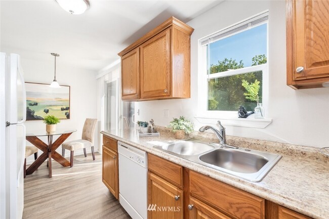 Building Photo - 1744 N Rainier Ave