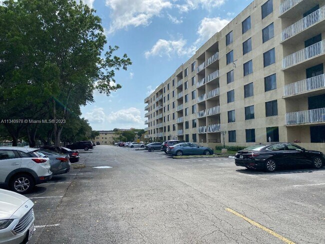 Building Photo - 901 Hillcrest Dr