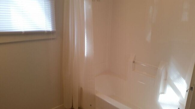 Building Photo - 2 Bedroom Home in Rockville