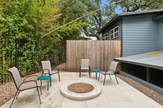 Building Photo - 1501 Rockdale Cir