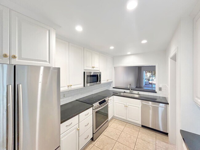Primary Photo - Amazing 2BR/2BA in the heart of UTC! Parki...
