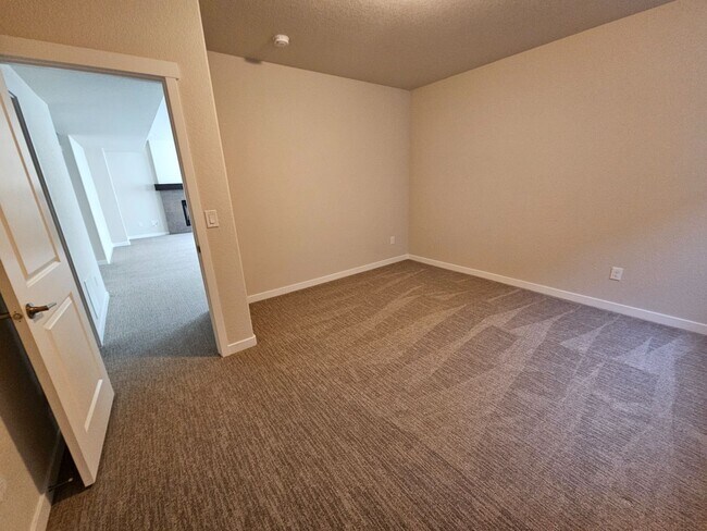Building Photo - 1853 Clayhouse Dr