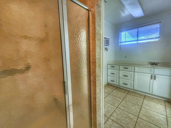 Building Photo - 1800 Bluebonnet Ln