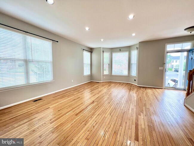 Building Photo - 6400 Warren Point Ct