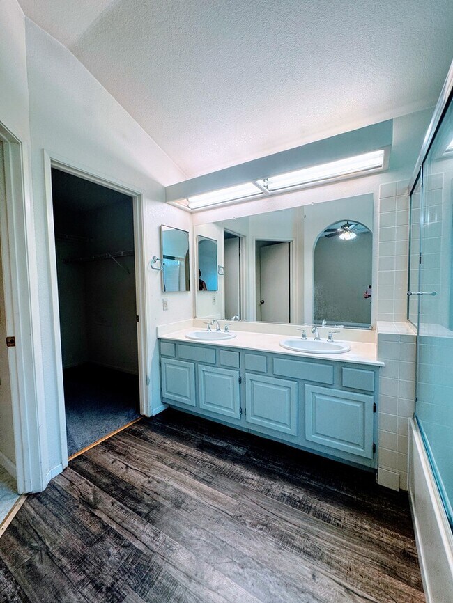 Building Photo - Welcome to this stunning 3-bedroom, 2.5-ba...