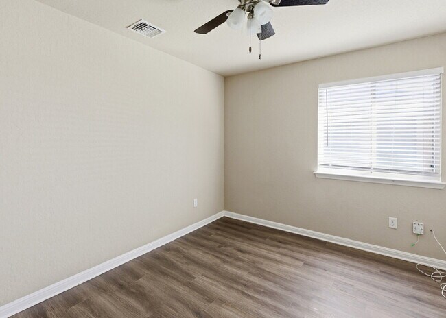 Building Photo - Move-In Ready 3 Bedroom Home with Granite Kitchen and Covered Patio!