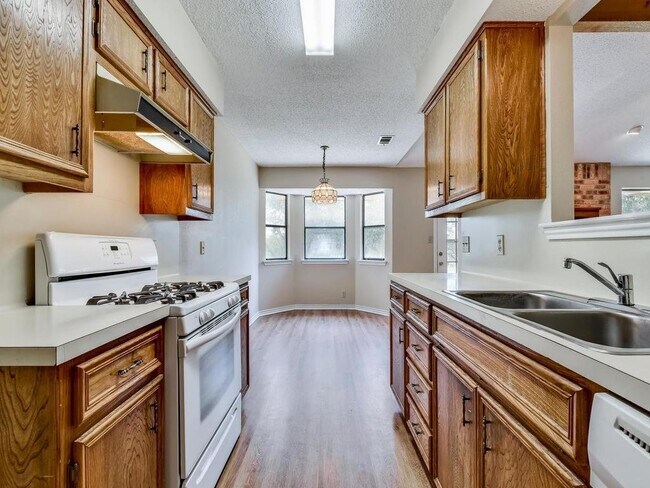 Building Photo - 506 Lakeway Dr