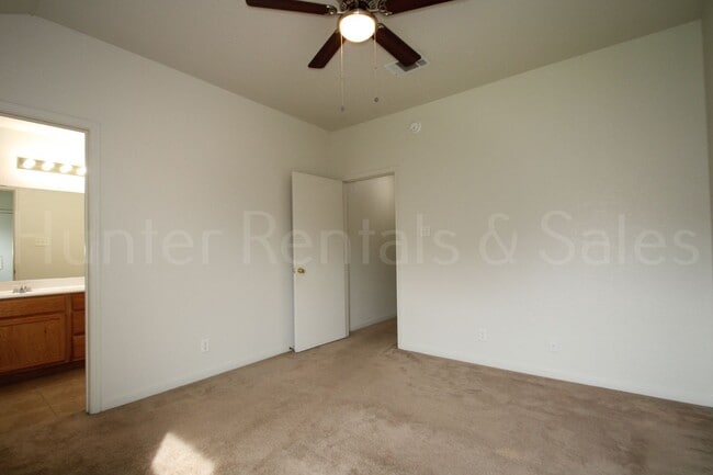Building Photo - Rent Me Now!