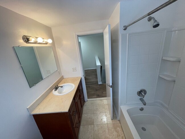 Building Photo - Beautiful home in Lathrup Village--3br/2.5ba/Basement/Attached Garage