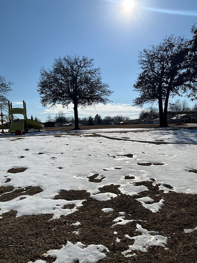 Building Photo - Renovated 3 Bedroom/ 1.5 Bath in Great Neiborhood