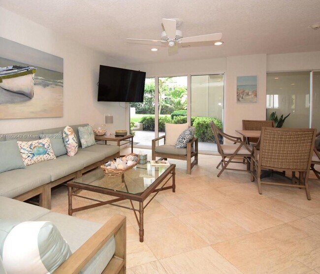 Building Photo - 1069 Hillsboro Mile
