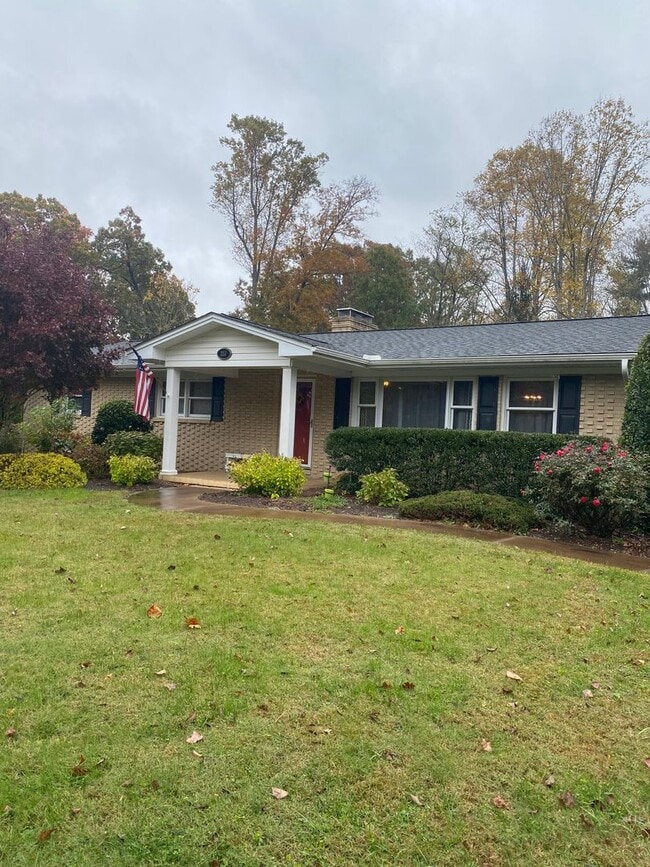 Building Photo - Beautiful brick, ranch home in the Enka Sc...