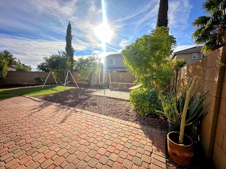 Building Photo - 4717 W Sweet Iron Pass