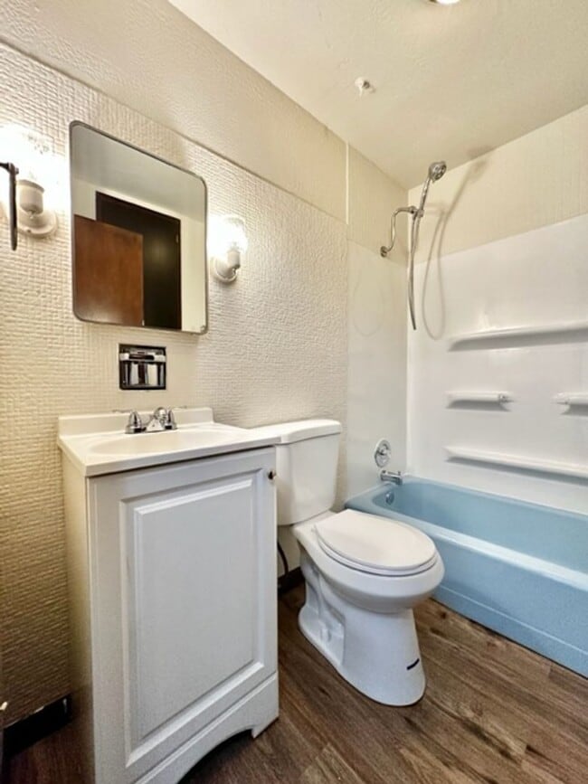 Building Photo - Charming 3 Bedroom 1 Bath Single Family Home