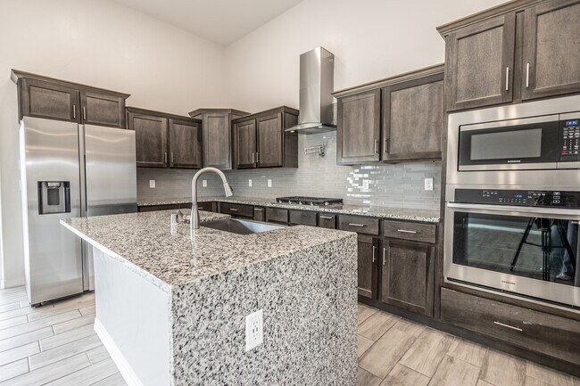 Building Photo - 14852 Mike a Mendoza Ave