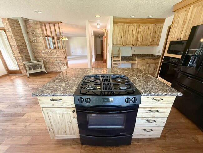 Building Photo - Private and Quiet Six Bedroom Home on 1 Acre, Southside Bozeman