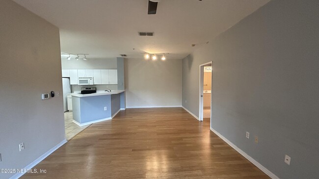 Building Photo - 610 Fairway Dr