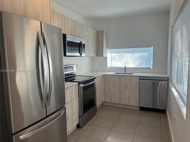 Building Photo - 2206 Simms St