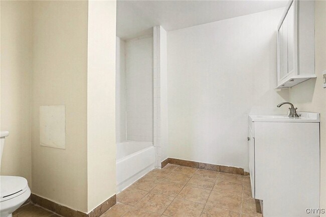 Building Photo - 302 Kellogg St