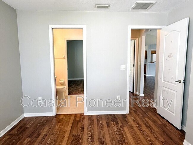 Building Photo - 2345 Roanoke Springs Dr