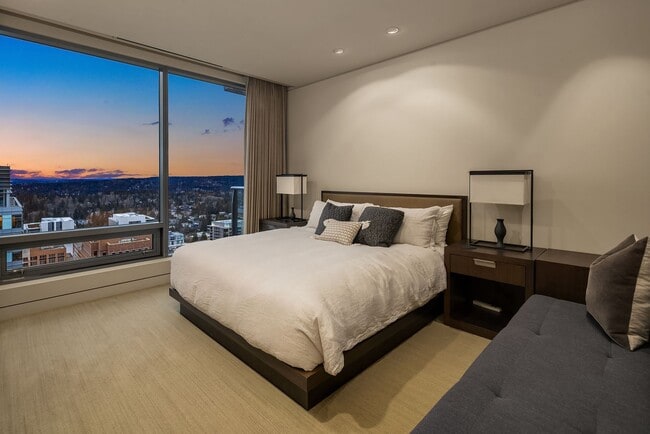 Building Photo - 3Bd/2.5Ba Bellevue Condo