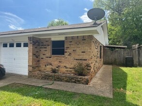 Building Photo - 106-106 Jester Cir