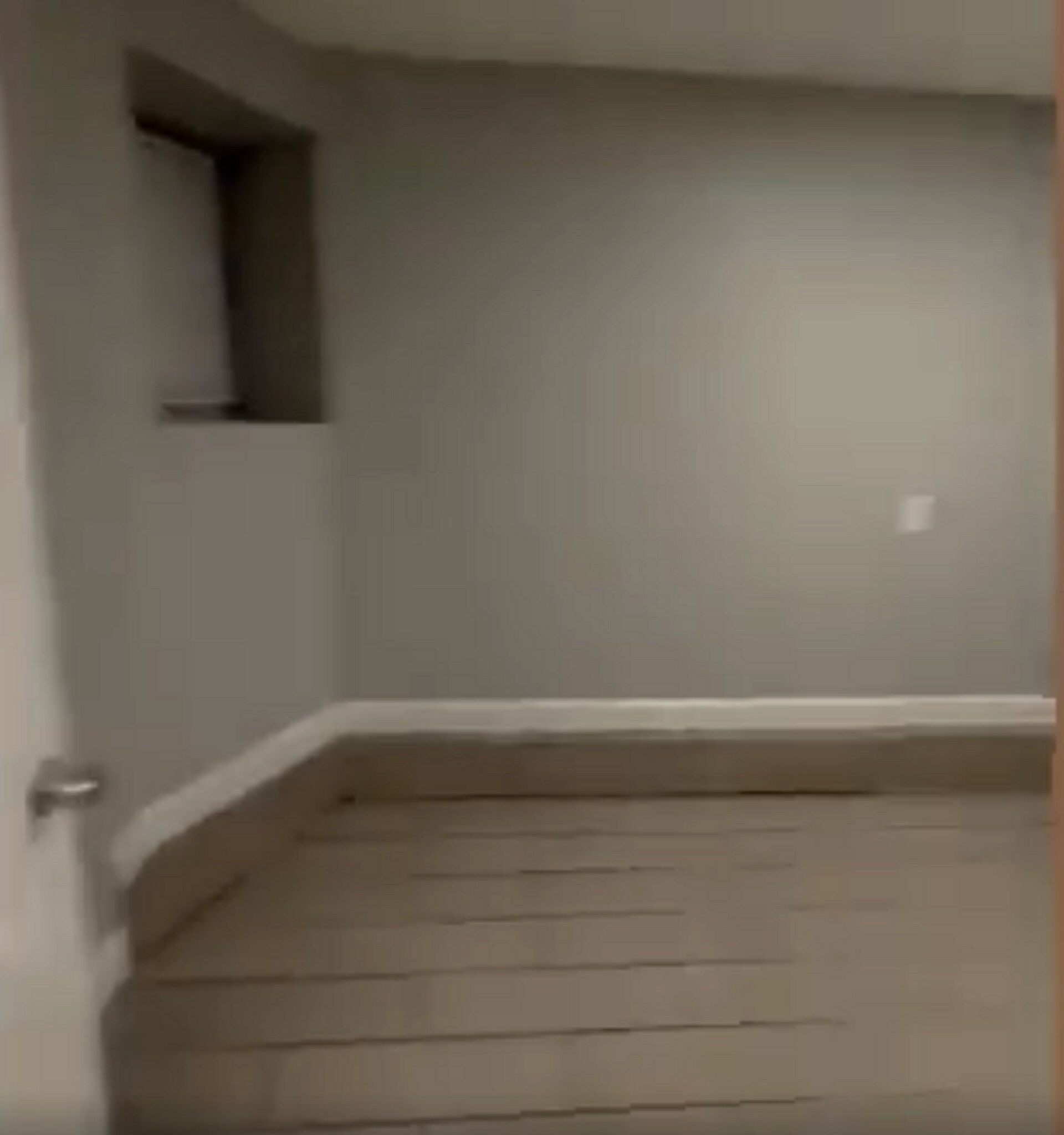 Building Photo - 6612 S Rhodes Ave