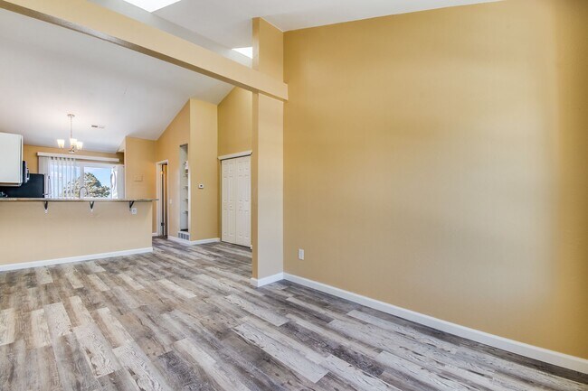 Building Photo - Beautifully remodeled condo in Smokey Hill - Available May 1st!!