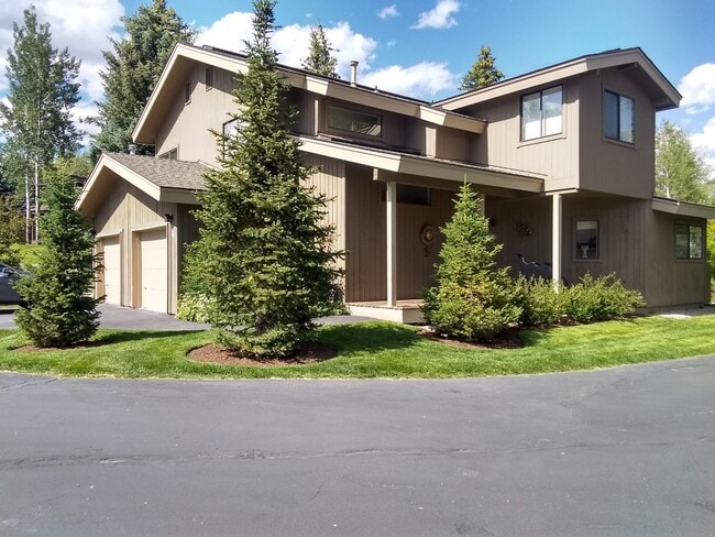 Building Photo - 7 month Lease -3bd/2.5ba Fully Furnished S...