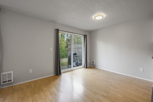 Building Photo - MOVE IN READY NOW! Normandy Park 1 level 2...