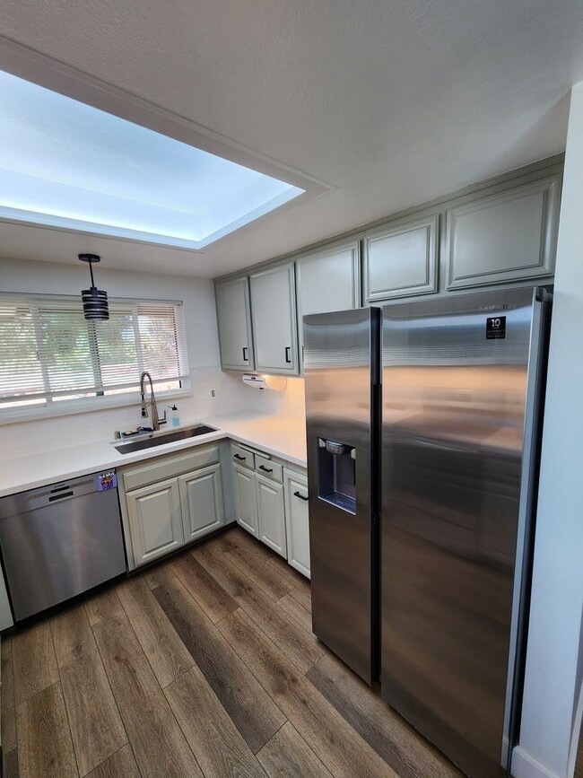 Building Photo - Completely Remodeled 3rd Floor Top Unit with Bay Views