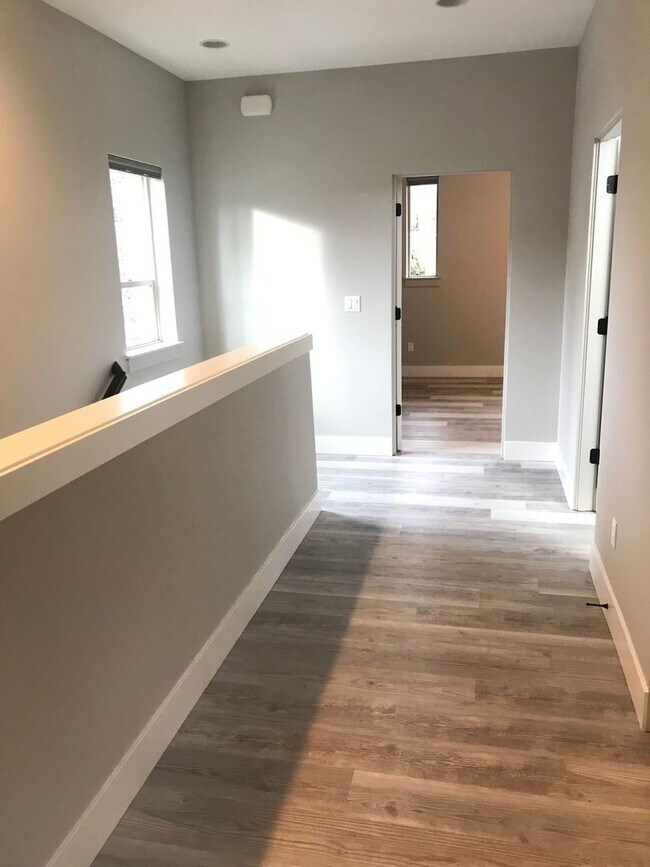 Building Photo - Pet Friendly Three Bedroom in Central Loca...