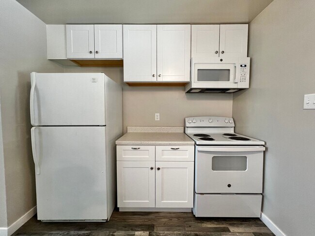 Building Photo - Newly Remodeled 2 Bed, 1 Bath Upper Unit in Greeley!
