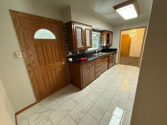 Building Photo - Three bedroom house