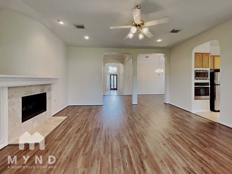 Building Photo - 1605 Garden Lakes Dr