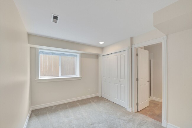 Building Photo - Rooftop Deck & Convenient Seattle Location